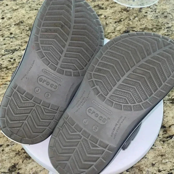 𝅺UNISEX Crocs Size Junior 2 Gray Pre-Loved Jibbitz Nemo Included - Picture 6 of 7